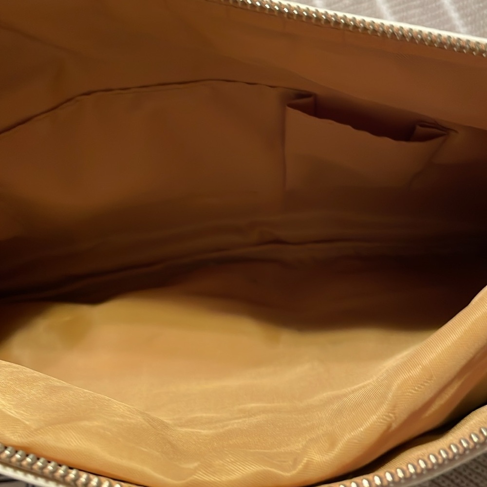 Matt & Nat tote bag cream colored with gold lining 3 pockets in front - Picture 6 of 10